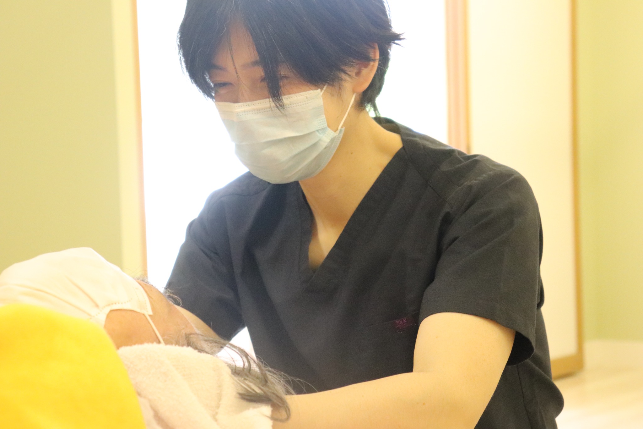 清潔感のある院内で施術を行う様子