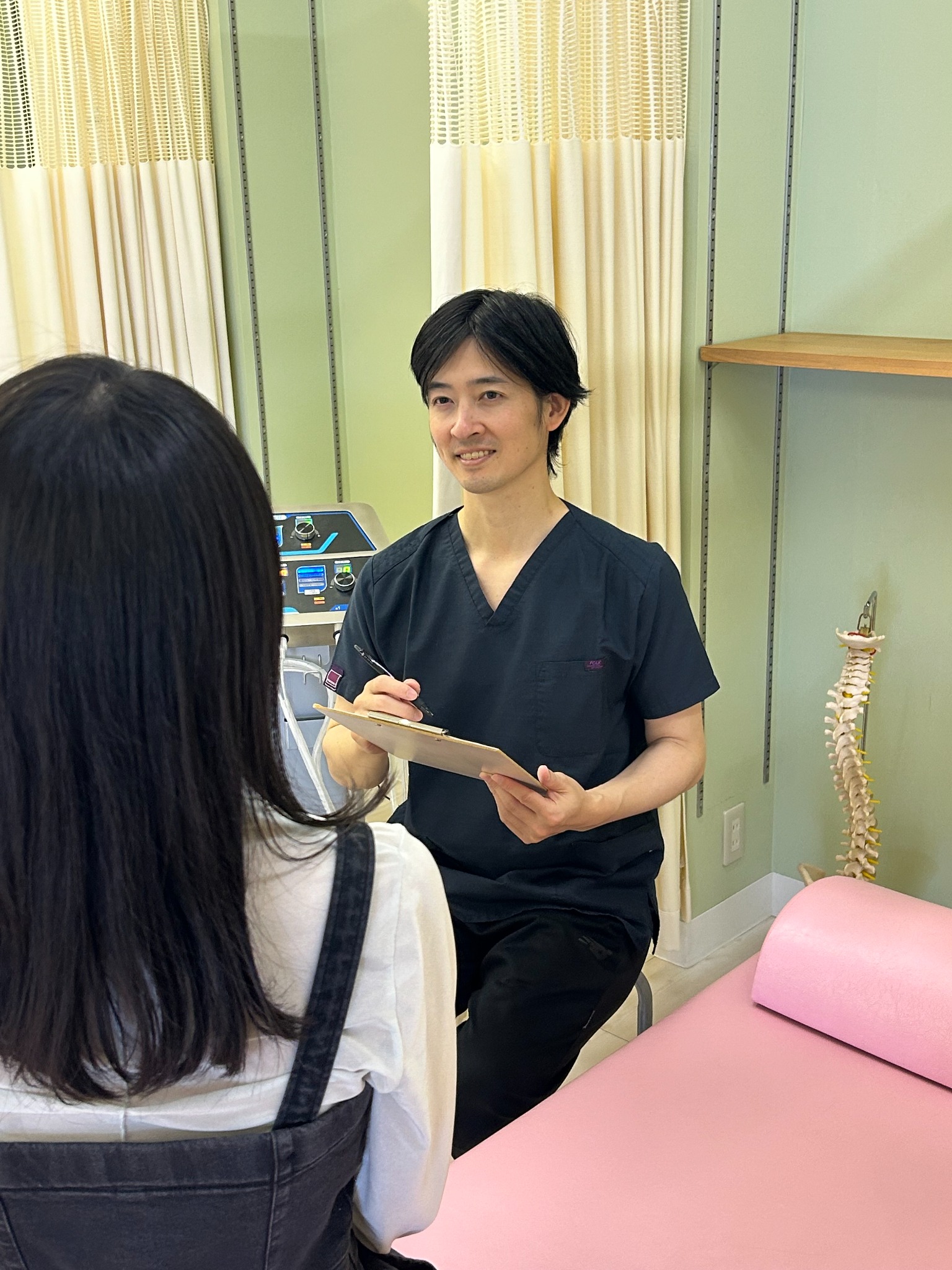 せたがわ鍼灸整骨院で身体の状態を相談している様子
