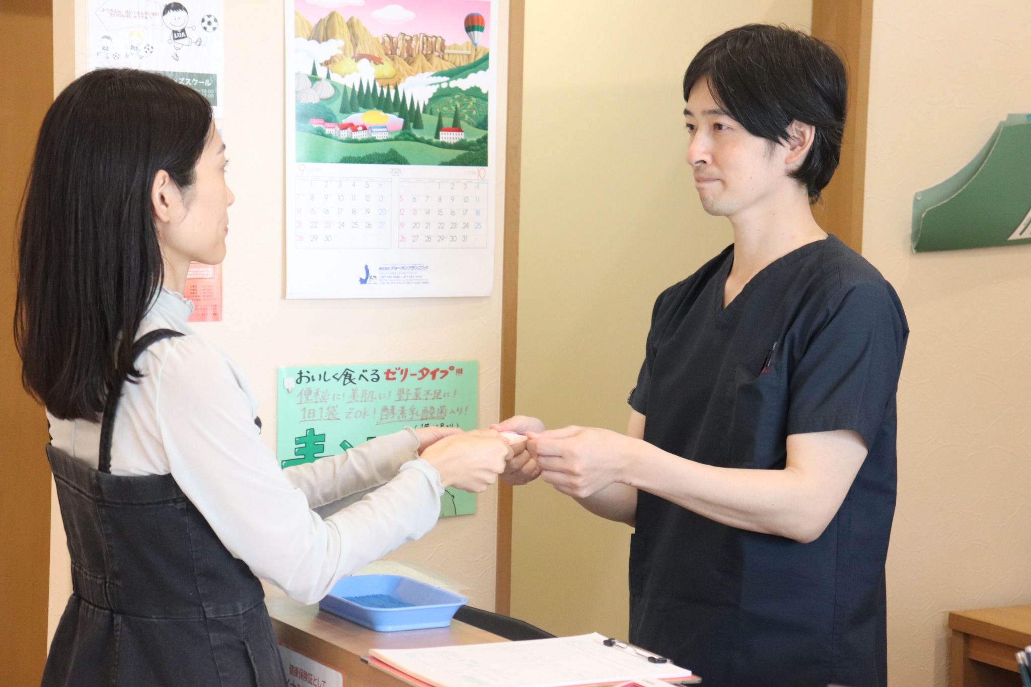 受付でスタッフが対応している様子